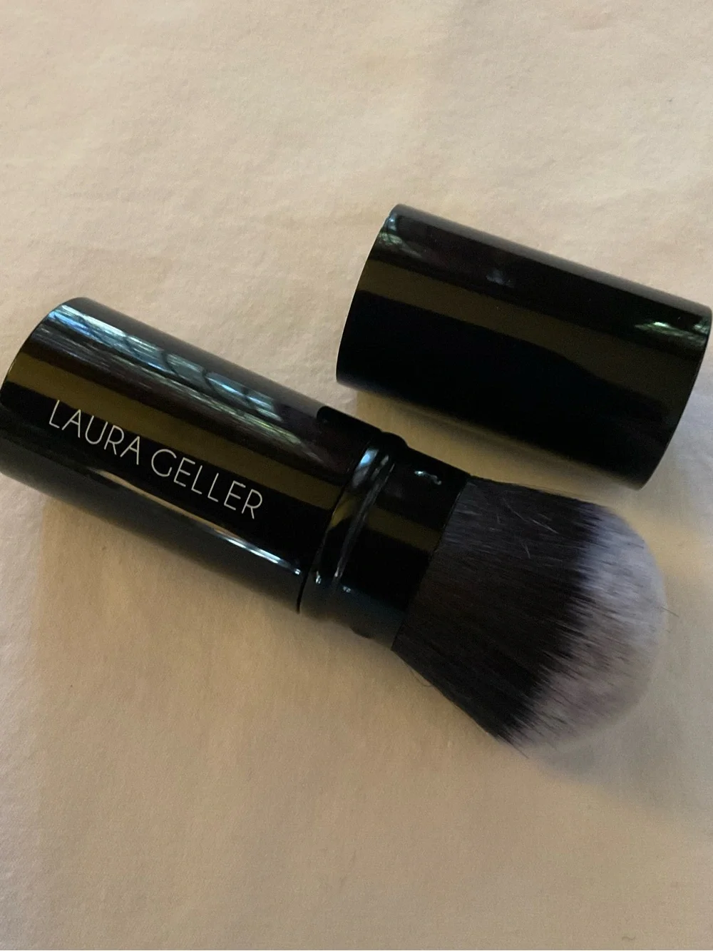 Laura Geller Retractable Kabuki Brush - Black and Gray Bristles